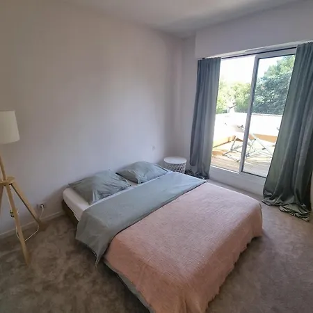 Nice 63 M With Terrace And Pool In ביאריץ