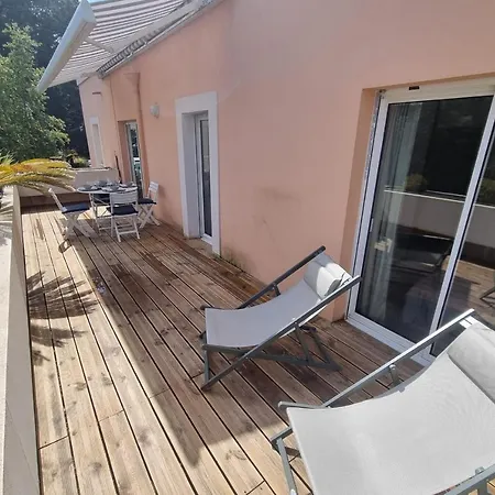 Nice 63 M With Terrace And Pool In アパート