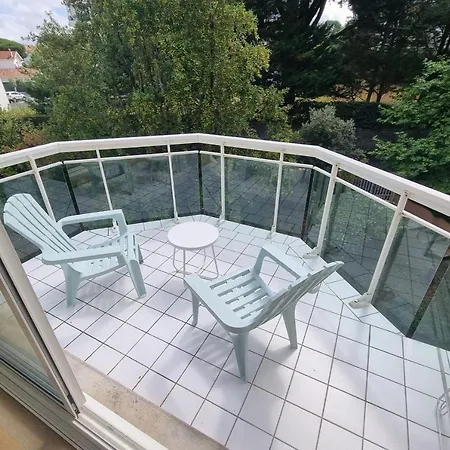 Nice 63 M With Terrace And Pool In ビアリッツ
